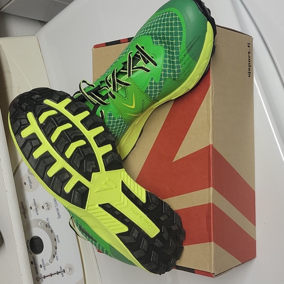 Pair of VJ Ultra running shoes - Picture 3 of 4